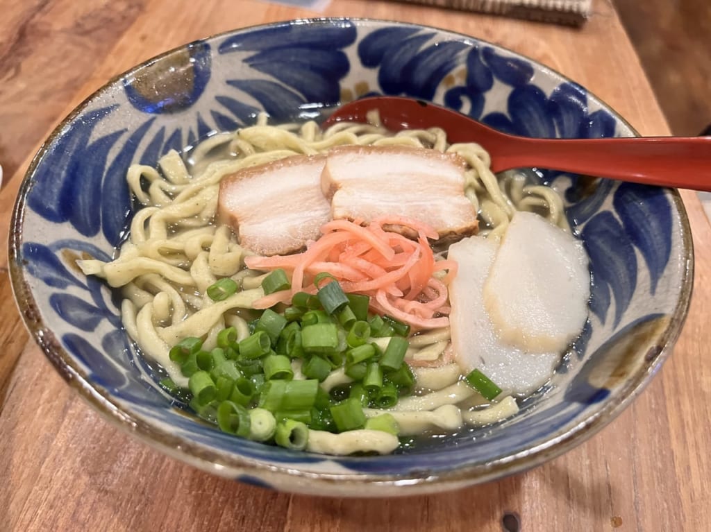 ヨモギの麺の沖縄そば