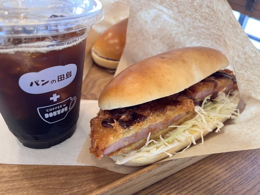 厚切りハムカツのコッペパンとアイスコーヒー