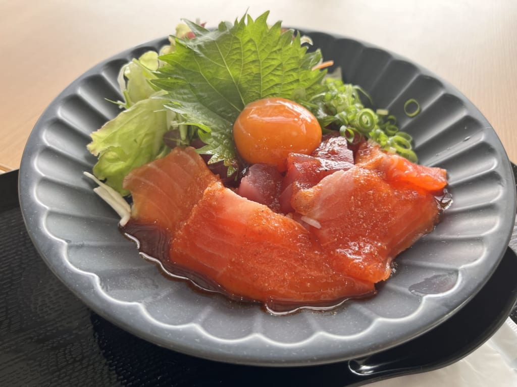 県産ニジマスを使用した「森育ちサーモンとマグロのユッケ丼」