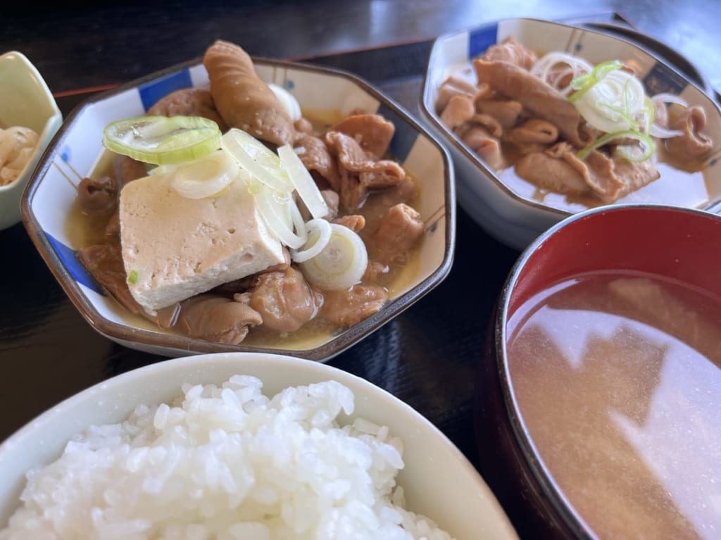 本日のおすすめの『赤・白W盛りもつ煮」