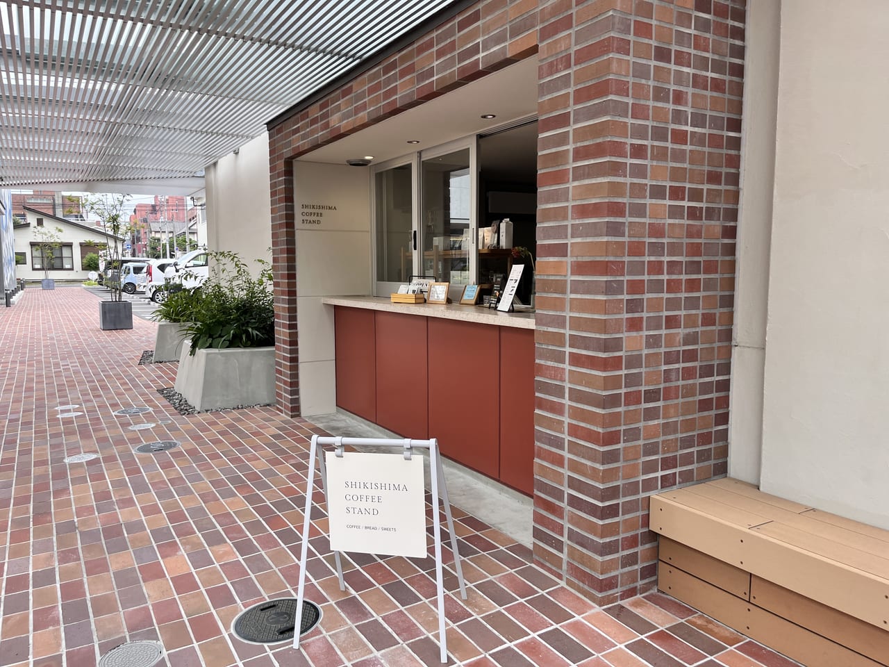 「SHIKISHIMA COFFEE STAND」の外の注文口