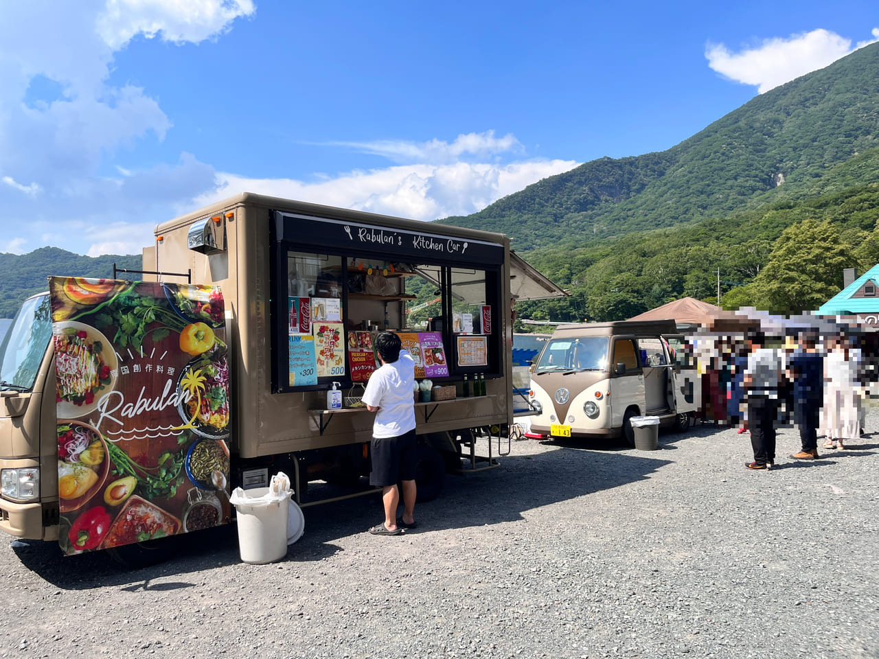 出店しているキッチンカーの様子