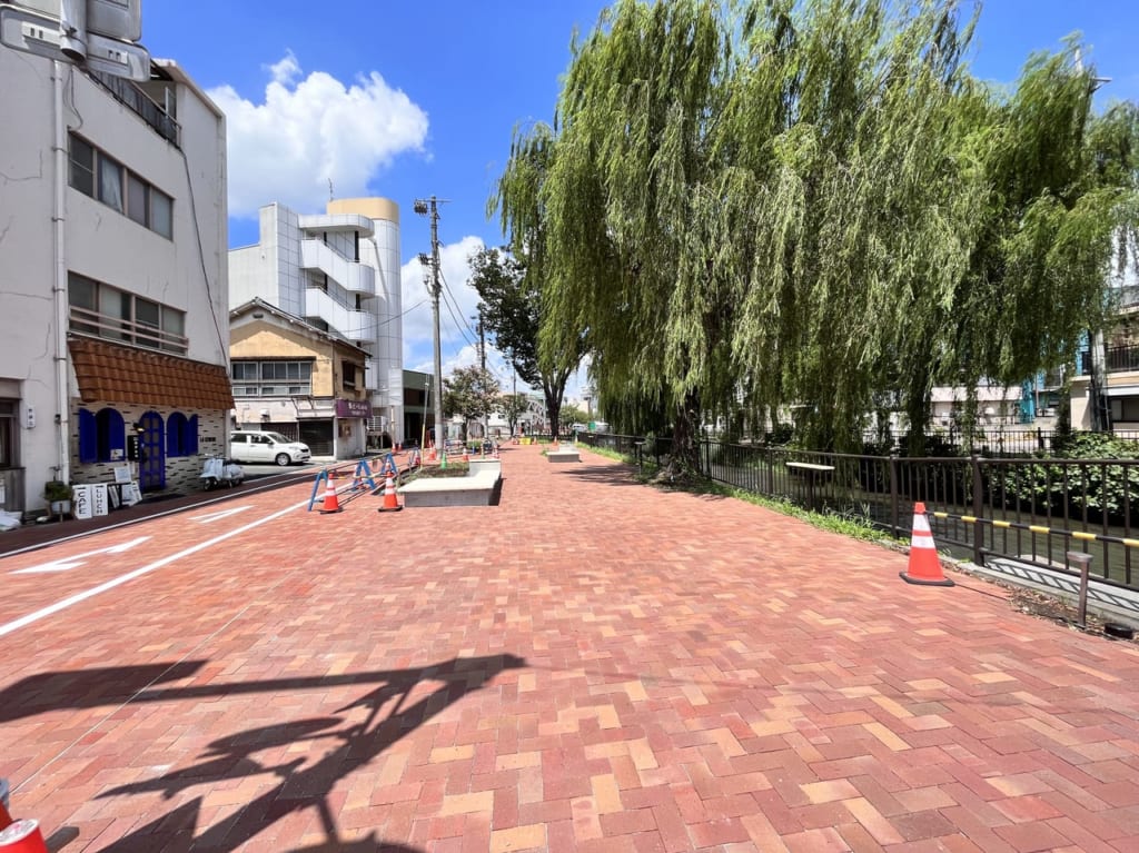 広瀬川河畔緑地の遊歩道の様子