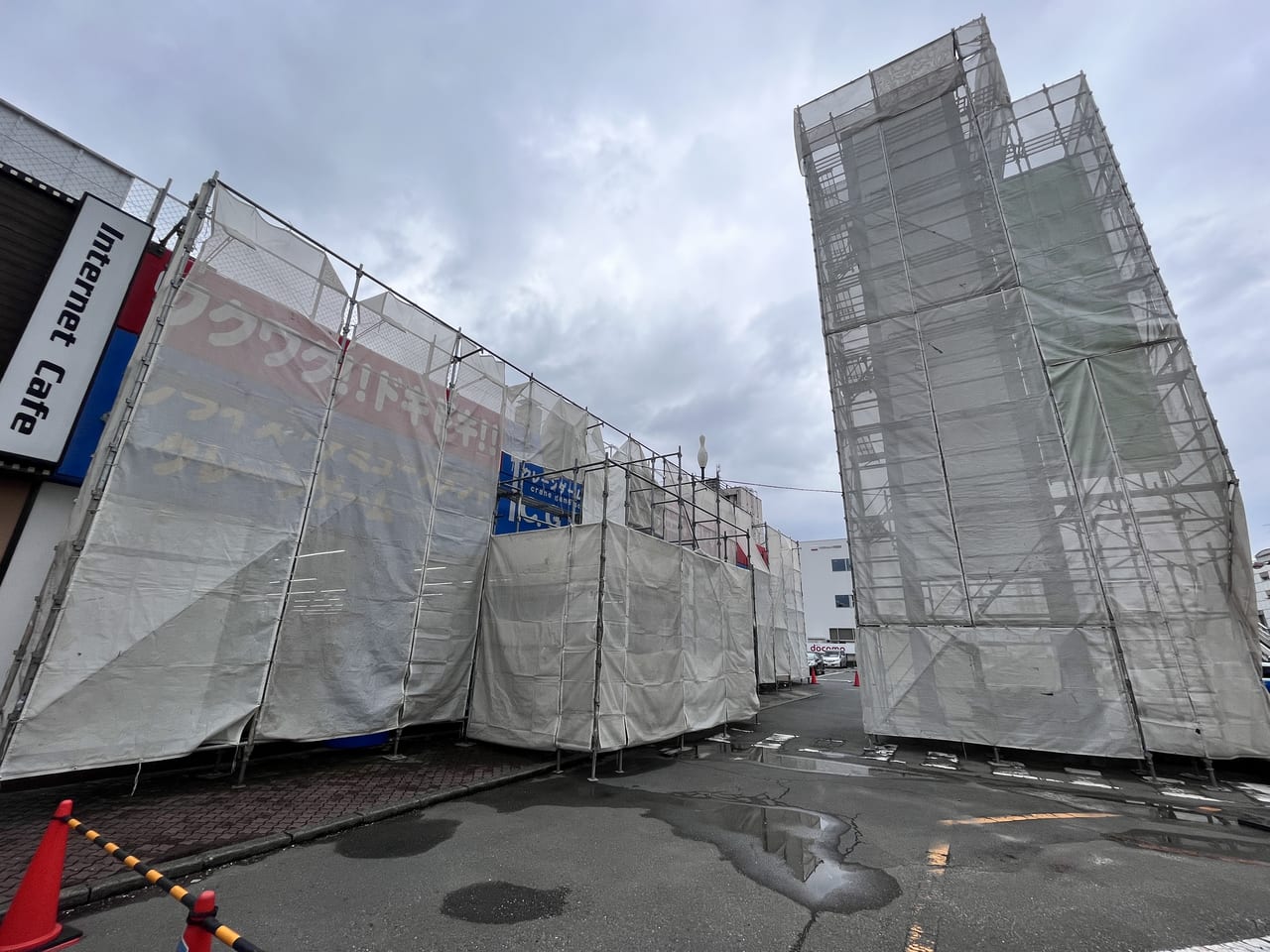 「クレーンゲーム倉庫 前橋店」の店舗と看板工事の様子