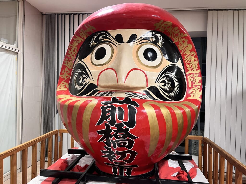 「前橋初市まつり」の大だるまの様子