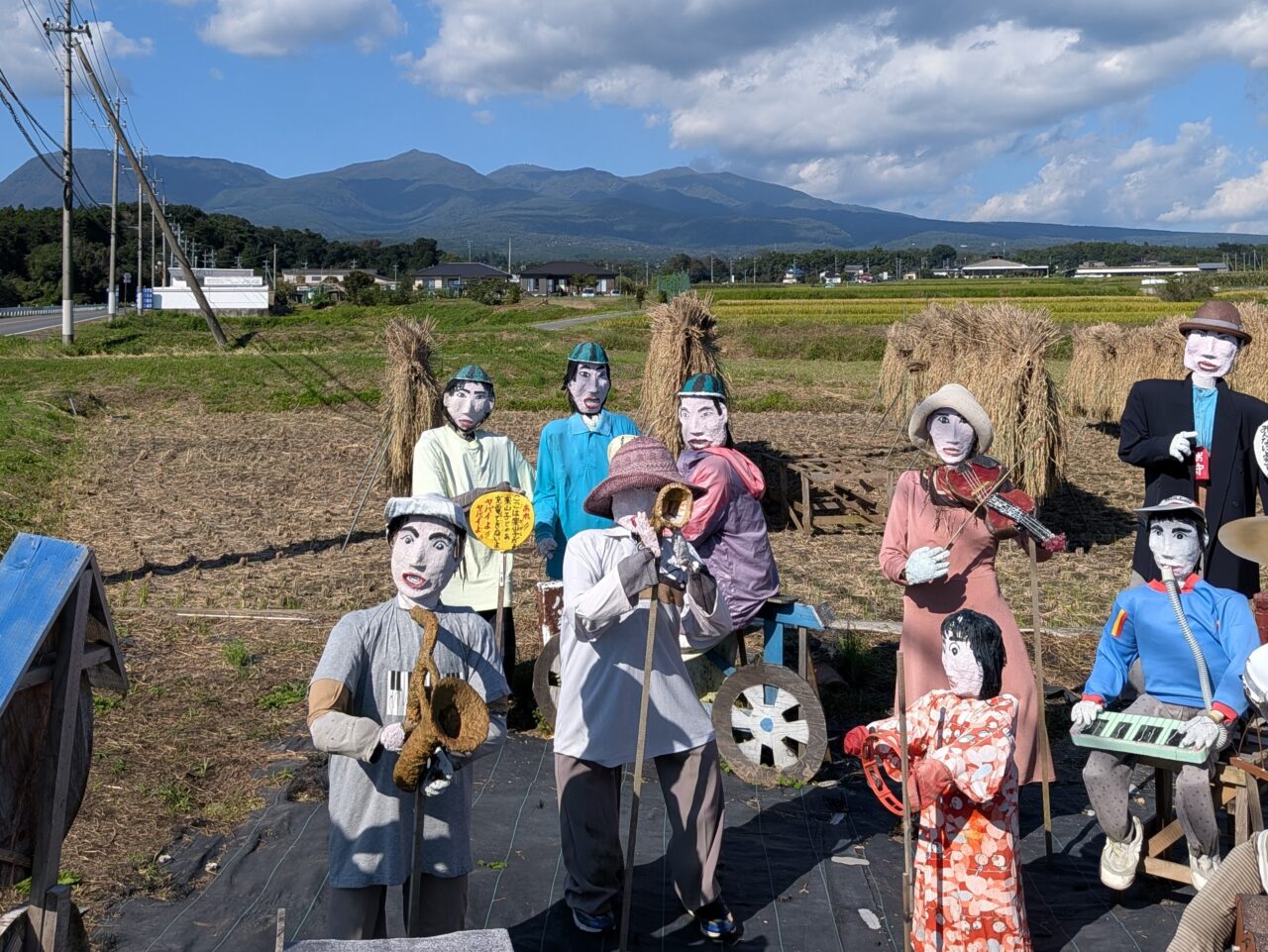 2026年10月河原浜町かかしの里で赤城山と案山子を撮影