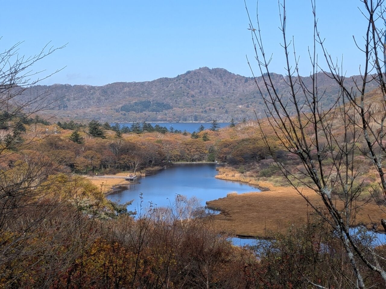 2026/10/18赤城山鳥居峠から見た覚満淵の紅葉を撮影