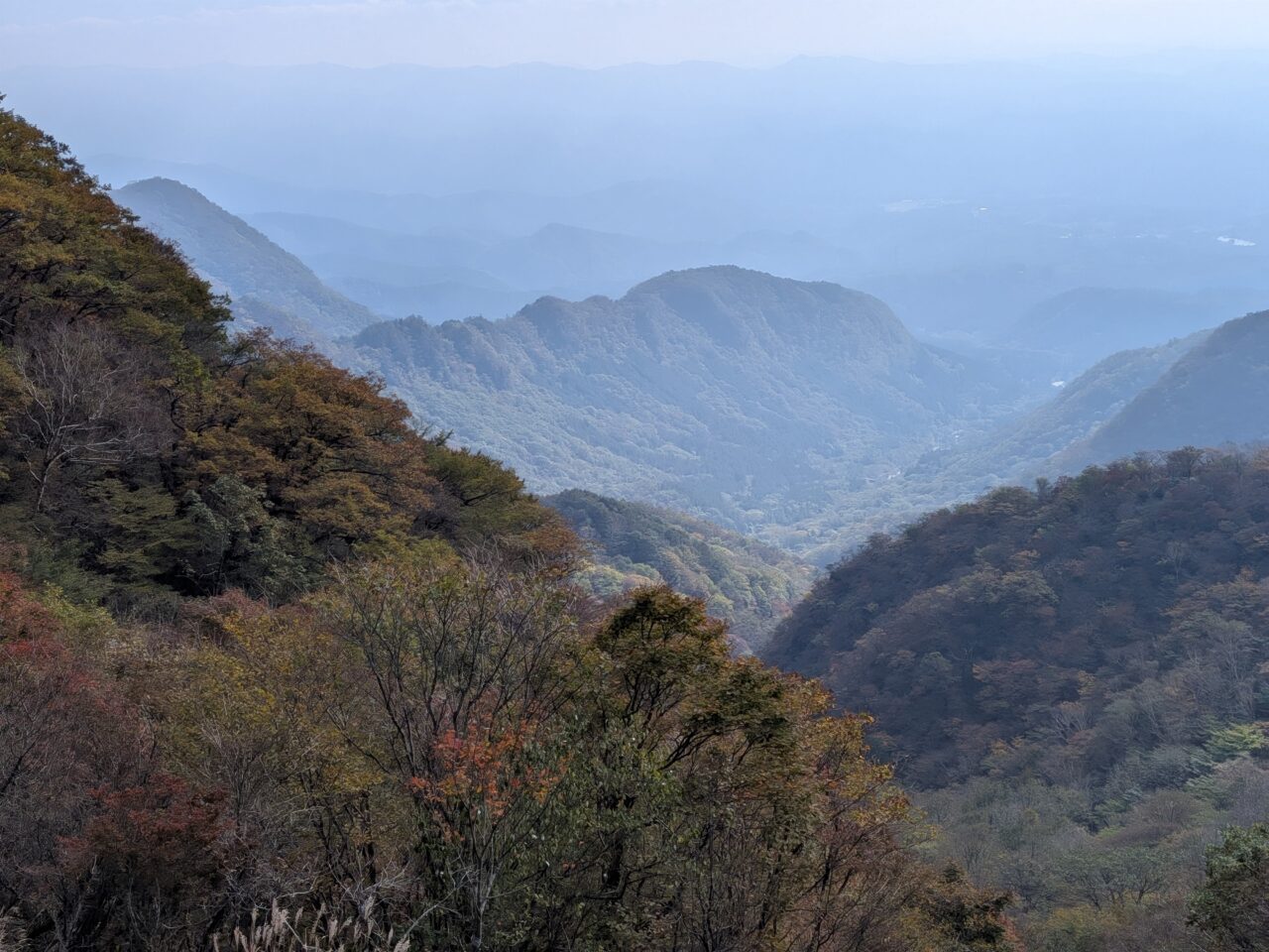 2026/10/18赤城山鳥居峠で覚満淵と反対側の紅葉を撮影