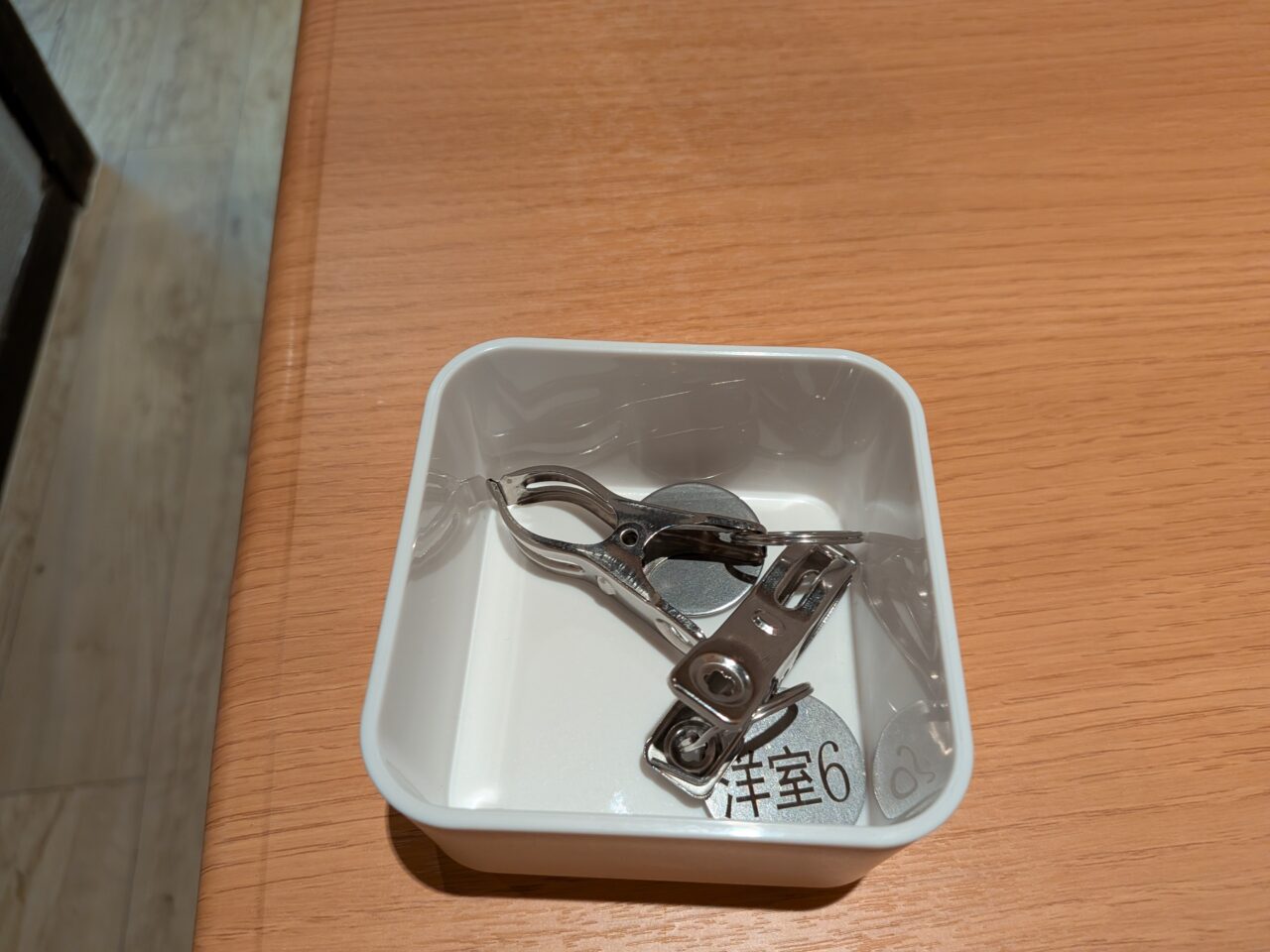 2026/10/22六供町「ぐんぐん麻辣湯」席に用意されている番号付きクリップ